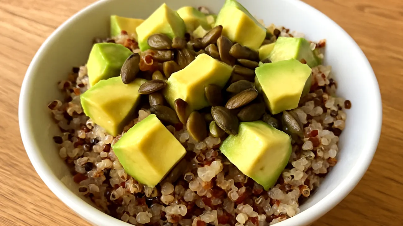 Insalata di quinoa con semi di zucca e avocado"
